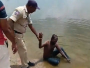 Tin tức - Ngủ quên trên mặt nước, người đàn ông say xỉn bị tưởng nhầm là xác nổi