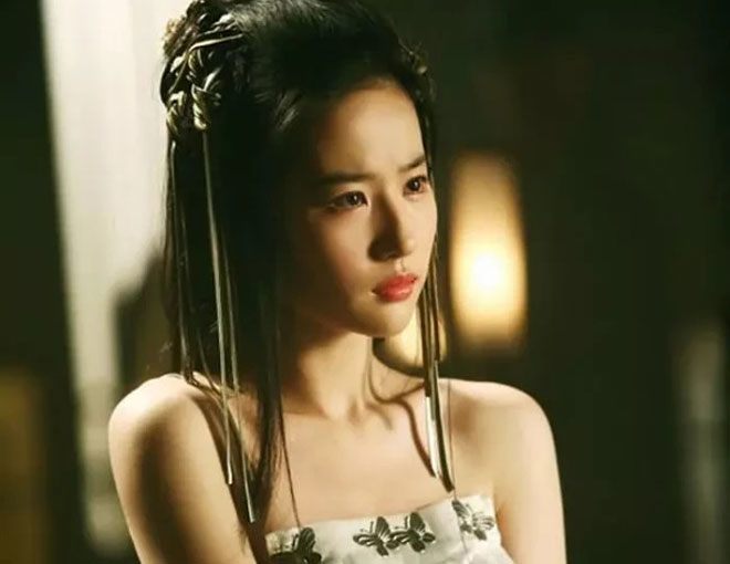 Lưu Diệc Phi trong vai Ngu Cơ bị ép phải cởi đồ.