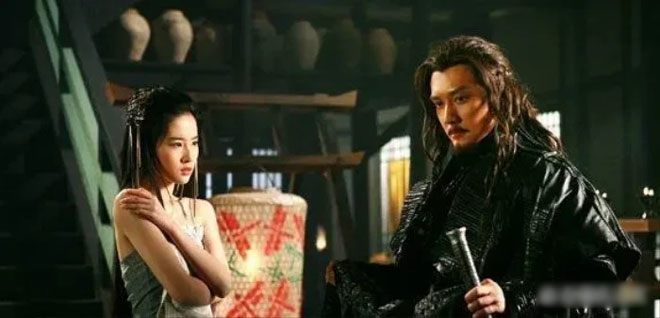 Ngu Cơ thoát y và Hạng Vũ có cảnh anh hùng cứu mỹ nhân.