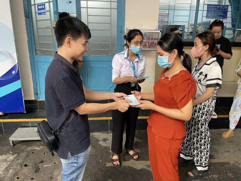 Quốc Anh đến trao tận tay biên lai đóng viện phí cho người nhà bệnh nhân.