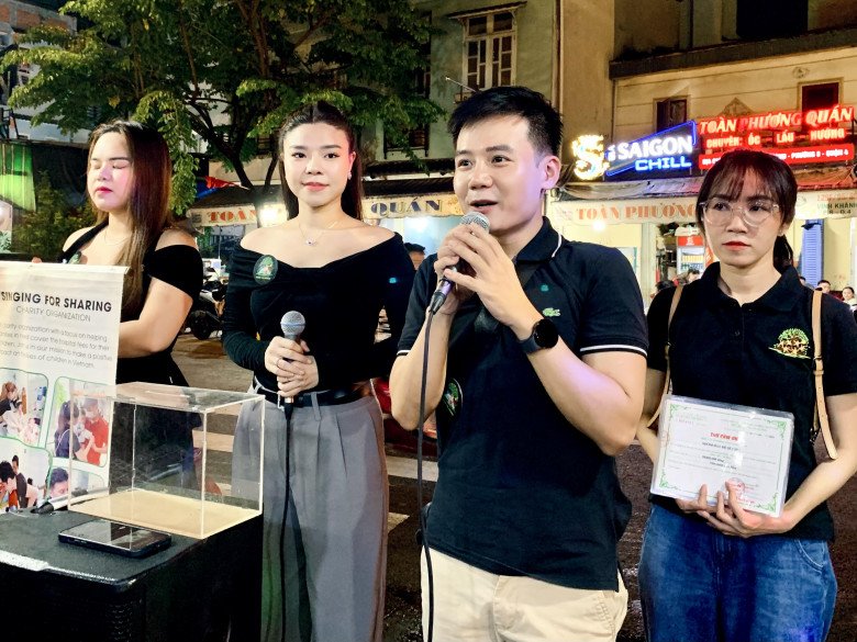 Nhóm chỉ nhận ủng hộ trực tiếp trong các buổi hát qua thùng quyên góp, không nhận chuyển khoản để minh bạch.
