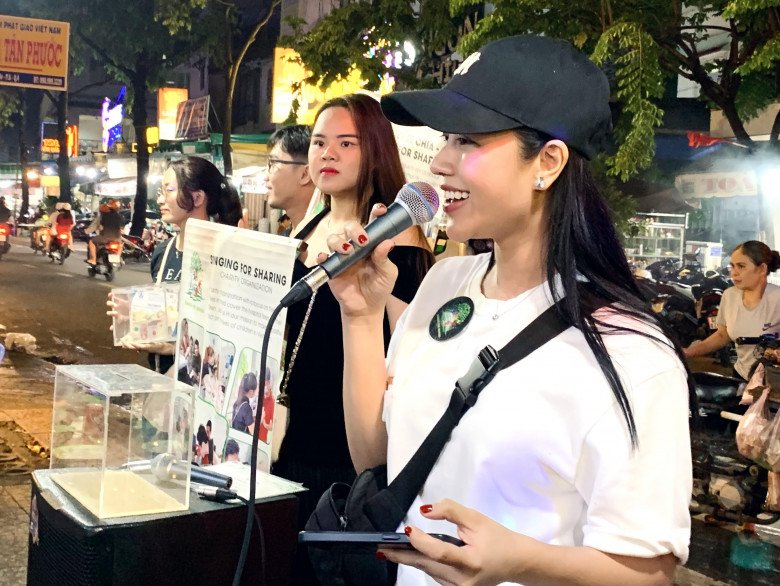 Những thành viên hát chính thường là ca sĩ, giáo viên âm nhạc... có giọng hát tốt và truyền cảm.