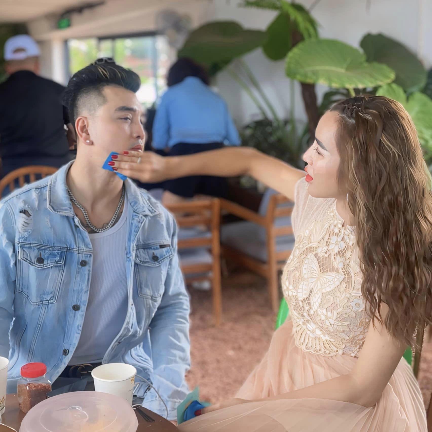 Người đẹp luôn đồng hành cùng chồng trong cả cuộc sống lẫn công việc.