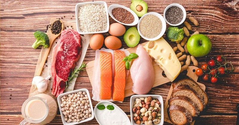 Chế độ ăn đủ protein giúp bạn xây dựng cơ bắp cũng như giảm cân. Bổ sung protein thông qua các thực phẩm như sữa chua, các loại đậu,  yến mạch hay cá, thịt gà… vừa có thể giúp giảm cân vừa cung cấp đủ chất cho cơ thể.
