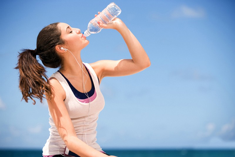 Nước rất quan trọng trong việc giảm mỡ cho cơ thể. Nó tham gia vào quá trình trao đổi chất béo và giúp tiêu mỡ nhanh chóng. Uống đủ nước không chỉ giúp bạn no lâu mà còn giúp quá trình tiêu chất béo diễn ra nhanh hơn.
