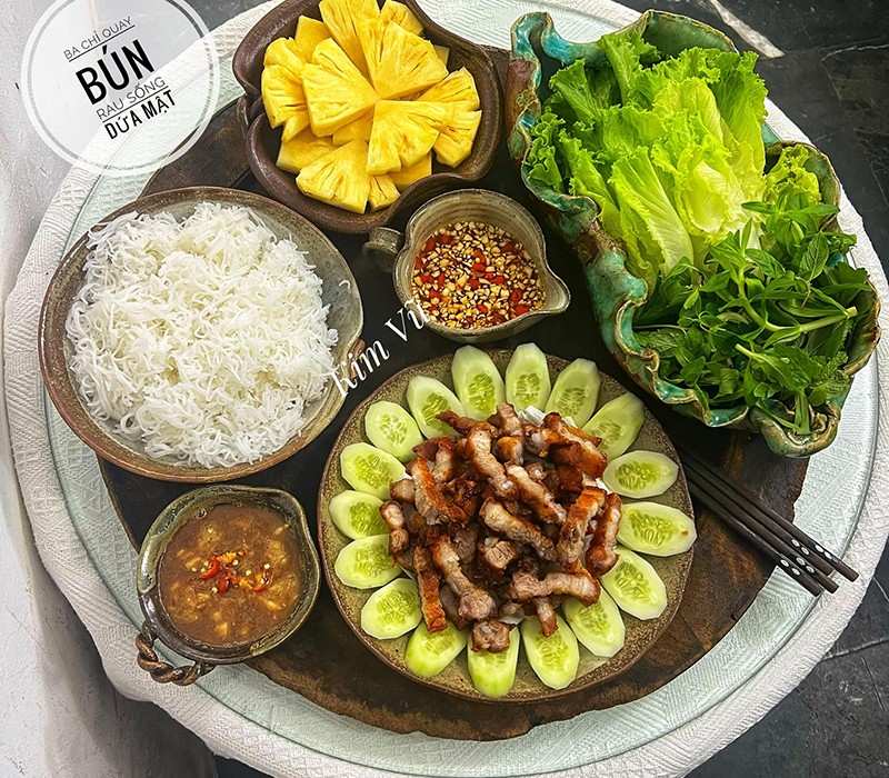 Ba chỉ quay NCKD - Bún - Rau sống - Dứa.
