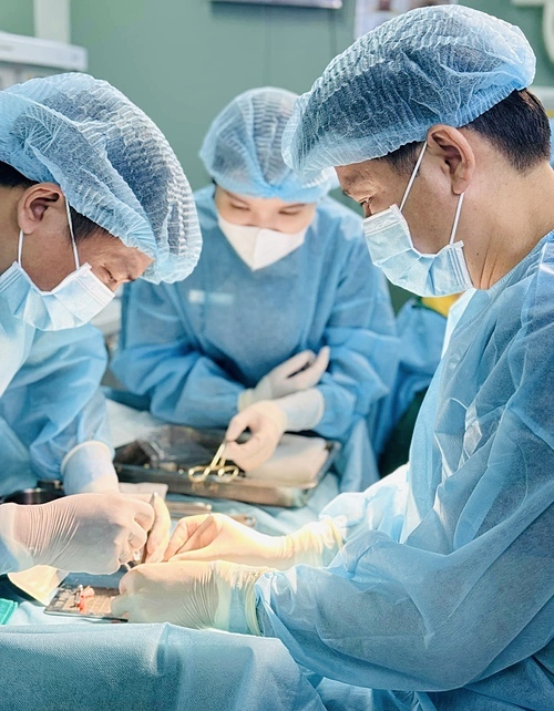 Bác sĩ Tú Dung và ê kíp phẫu thuật cho bệnh nhân. Ảnh: Bệnh viện cung cấp