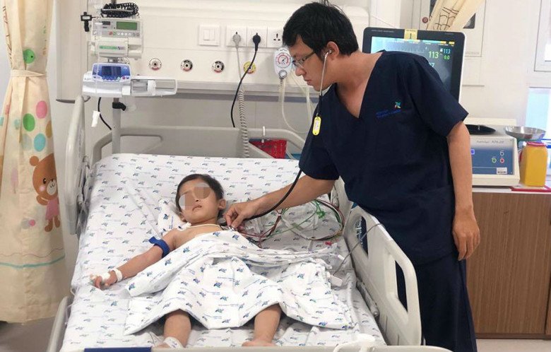 Đã có nhiều trường hợp bệnh nhi phải cấp cứu vì chứng bứt tóc ăn. Ảnh: BVCC.