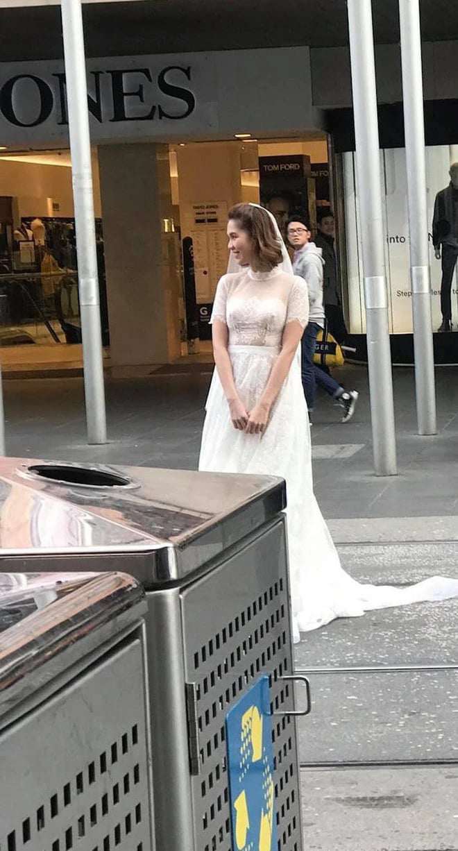 Bức hình Ngọc Trinh diện váy cô dâu từng gây đỏ mặt với thiết kế như đang làm lộ toàn bộ vòng 2 