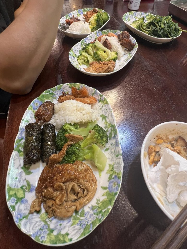 Nguyễn Hồng Nhung cũng rất hay chia sẻ những đĩa cơm đầy đủ đạm và rau xanh của mình. Có hôm cô bày cơm đĩa cho mọi người và hóm hỉnh gọi là Ngày hội cơm đĩa.