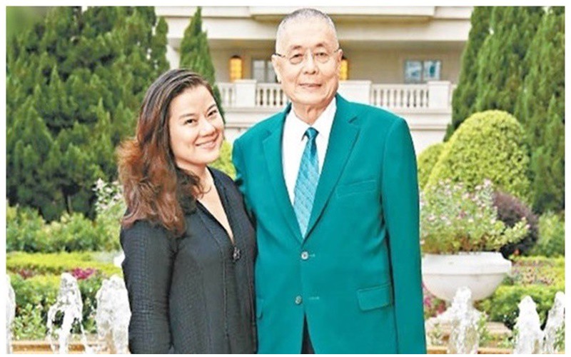 Lưu Thi Côn là nghệ sĩ piano, được gọi là "quốc bảo" của Trung Quốc. Ông kết hôn với nghệ sĩ đàn tỳ bà Tôn Dĩnh, kém bậc thầy này 37 tuổi.
