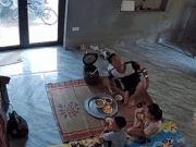 Tin tức - Video: Phản xạ cực nhanh, người bố cứu 2 con thoát nạn trong gang tấc