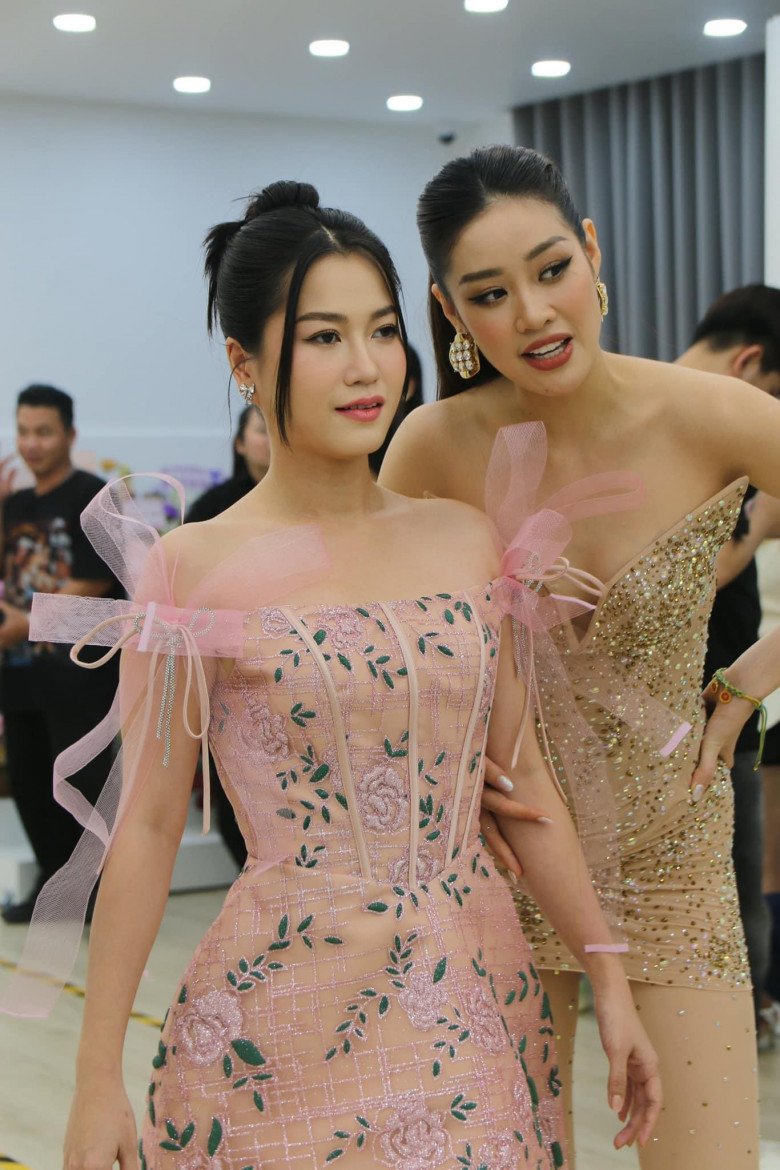 Mỹ nhân hai con mặc váy đính kết hoa hồng ngọt ngào xinh không kém cạnh hoa hậu Nguyễn Trần Khánh Vân.
