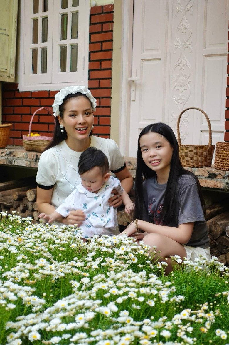 Nữ nghệ sĩ vui mừng vì con trai thứ 2 vừa thôi nôi đã lên chức anh ba.