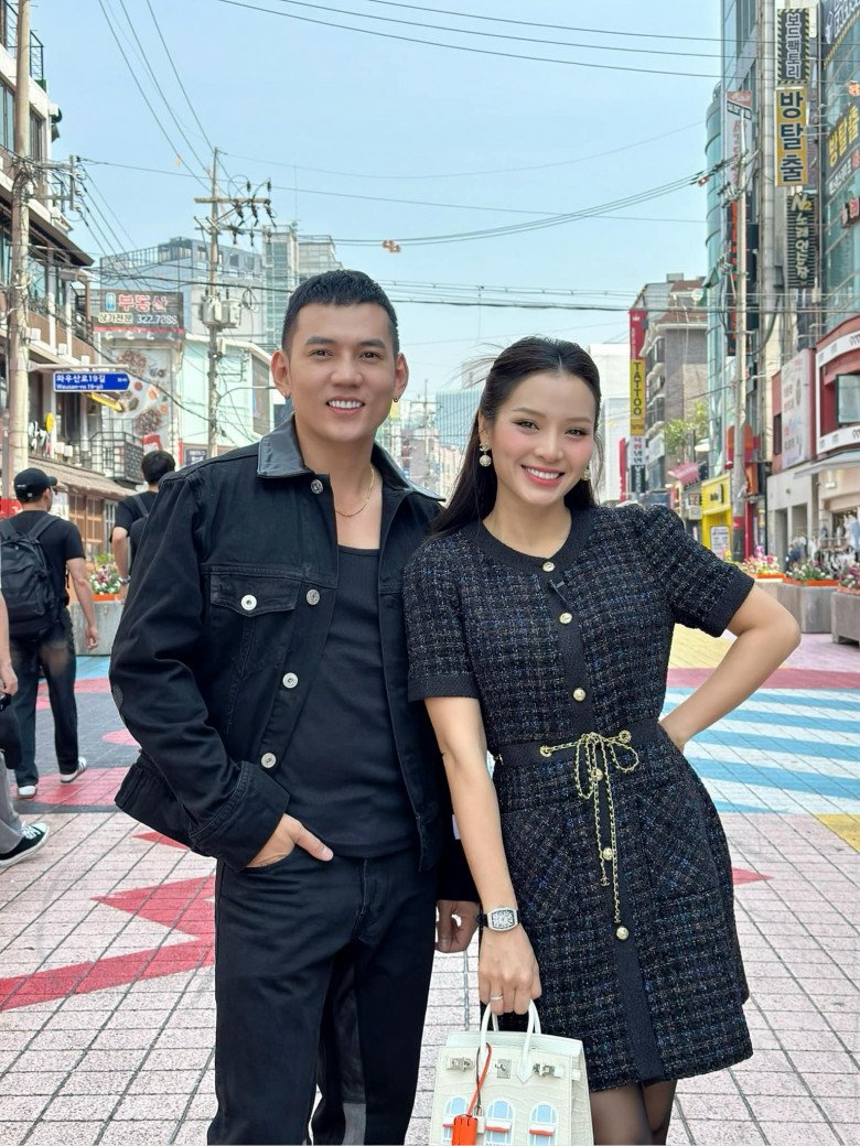 Hơn 2 năm chung sống, vợ chồng Phương Trinh Jolie chuẩn bị đón thêm thành viên mới.