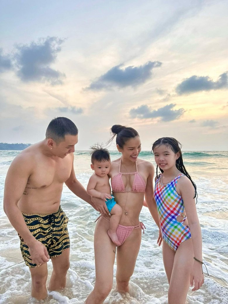 Tổ ấm của Phương Trinh Jolie - Lý Bình hạnh phúc bên 2 con.