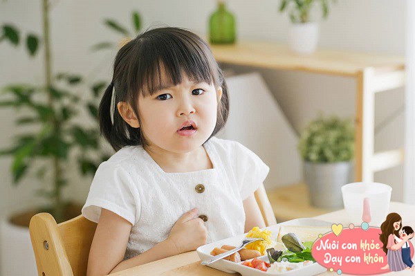 Một số trẻ chỉ quan tâm đến bản thân khi ăn.