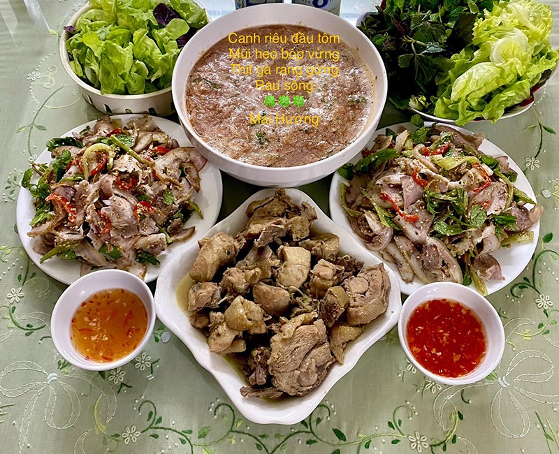 Gà rang - Mũi heo bóp vừng - Canh chua cua (dấm cua).
