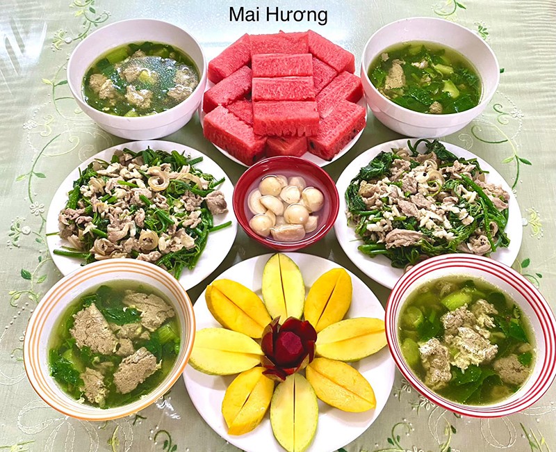 Thịt bê xào rau bí - Canh cua - cà muối - Xoài - Dưa hấu.
