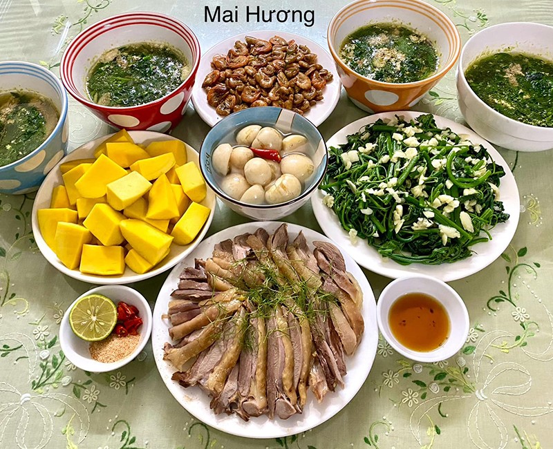 Gà luộc - Tôm rim - Ngọn su su xào - Canh cua - Xoài.
