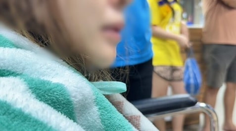 Người phụ nữ được đưa đến bệnh viện để kiểm tra sức khoẻ. Ảnh: Mustsharenews