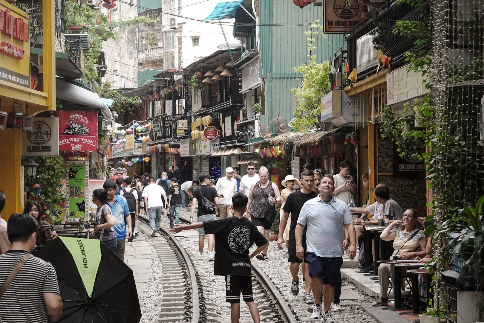 Nhân viên và nhiều chủ quán nhiệt tình chào mời du khách.