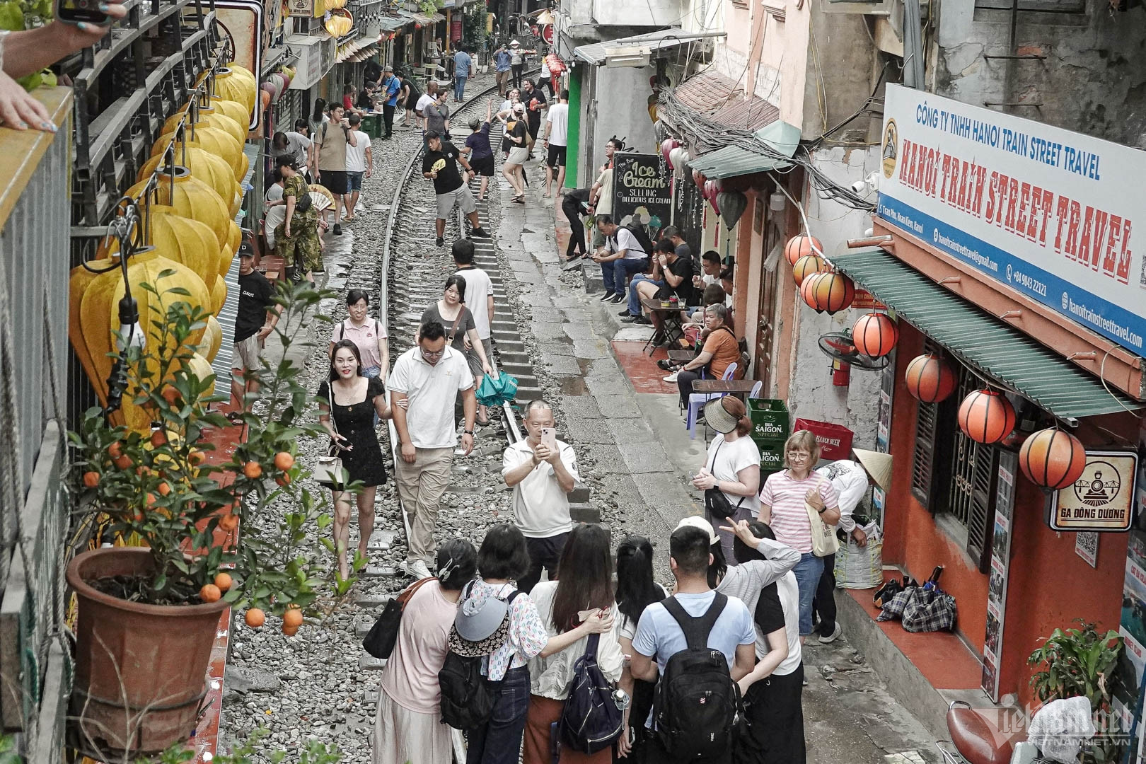 Du khách dễ dàng ra vào khu phố và thoải mái di chuyển, check-in giữa đường ray