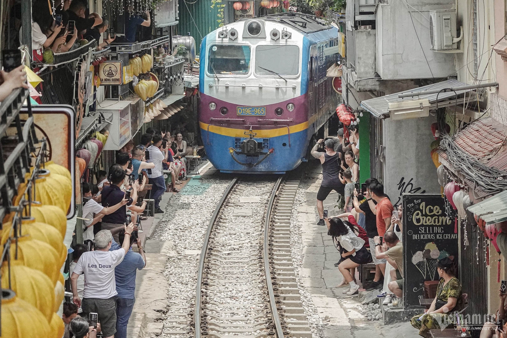 Du khách chăm chú dõi theo, chụp hình và quay phim đoàn tàu