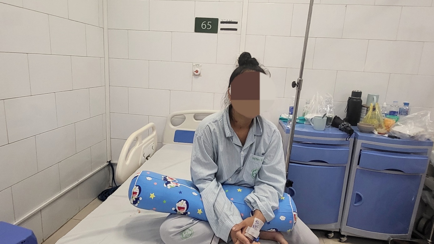 Nữ bệnh nhân ở Sơn La bị ngộ độc thủy ngân do sử dụng kem tẩy nám không có nguồn gốc xuất xứ. Ảnh: Quỳnh Mai.