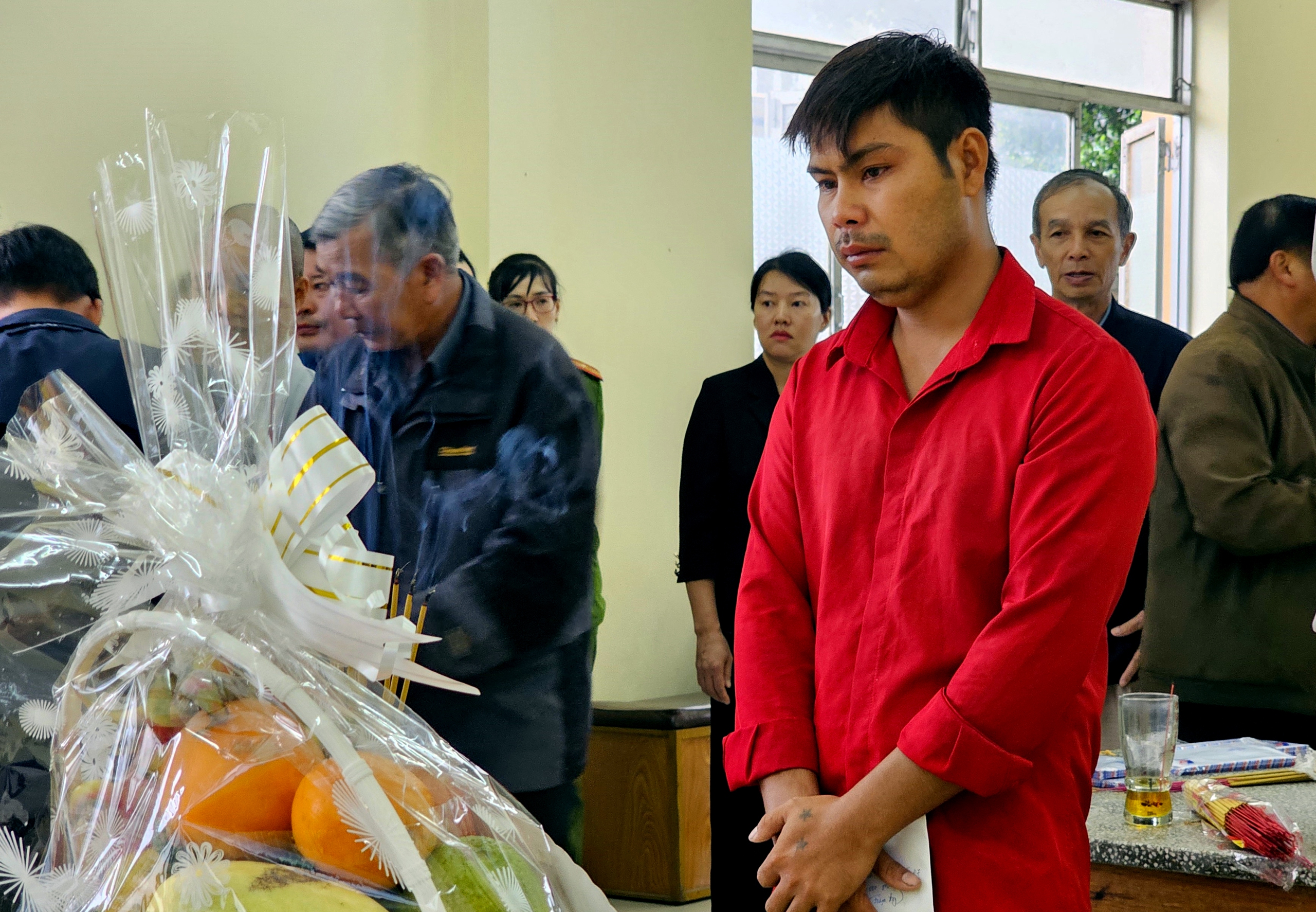 Cha các bé là anh Vòng Duy Anh (quê Đồng Nai) đang làm thuê tại tỉnh Bình Thuận đã tức tốc đón xe lên Đà Lạt. Mất 3 con trong cùng buổi sáng, vợ anh bị sốc nặng, phải điều trị ở trạm y tế. Anh Duy Anh phải chăm sóc vợ rồi qua bệnh viện lo hậu sự cho các con.