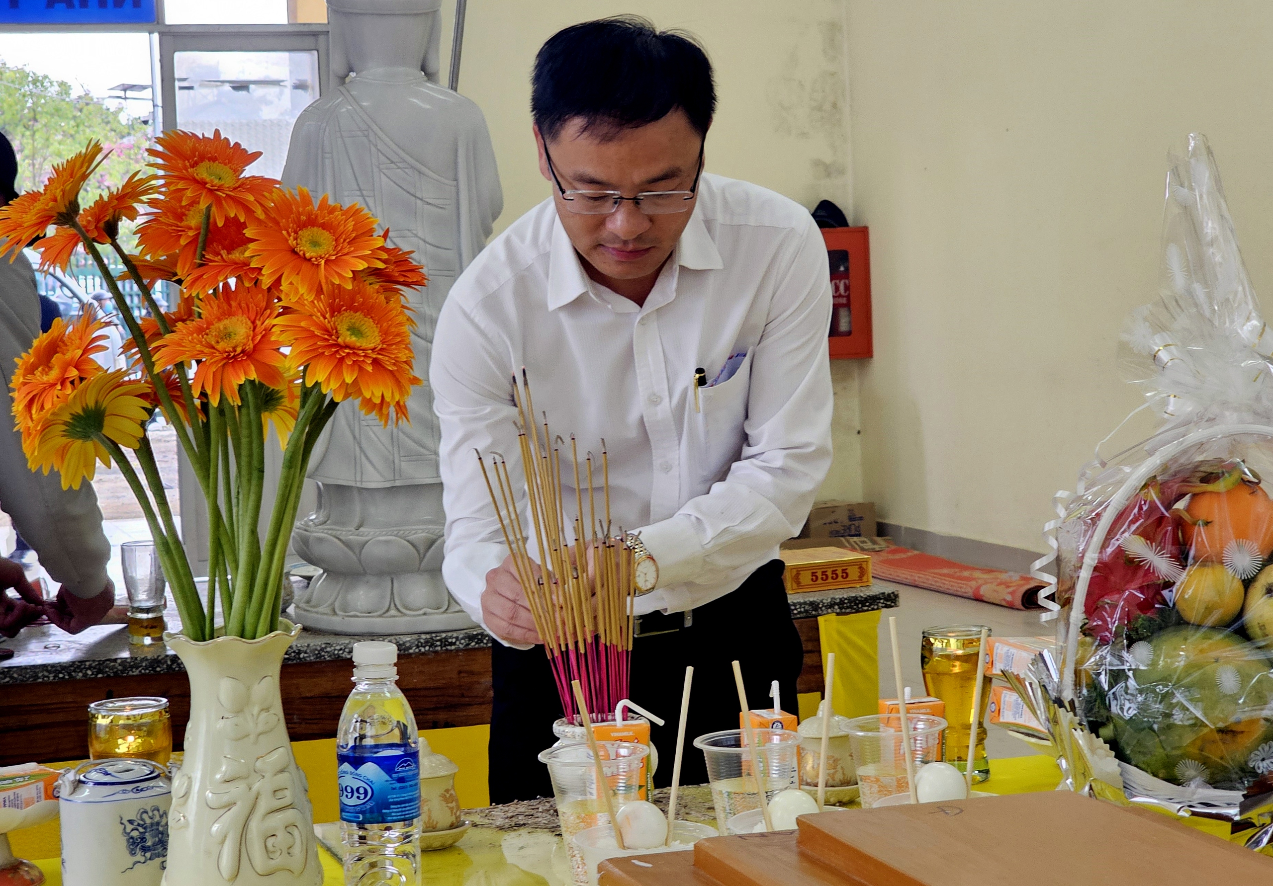 Người dân Đà Lạt đội mưa tiễn đưa 3 cháu bé tử vong trong vụ cháy nhà - 9