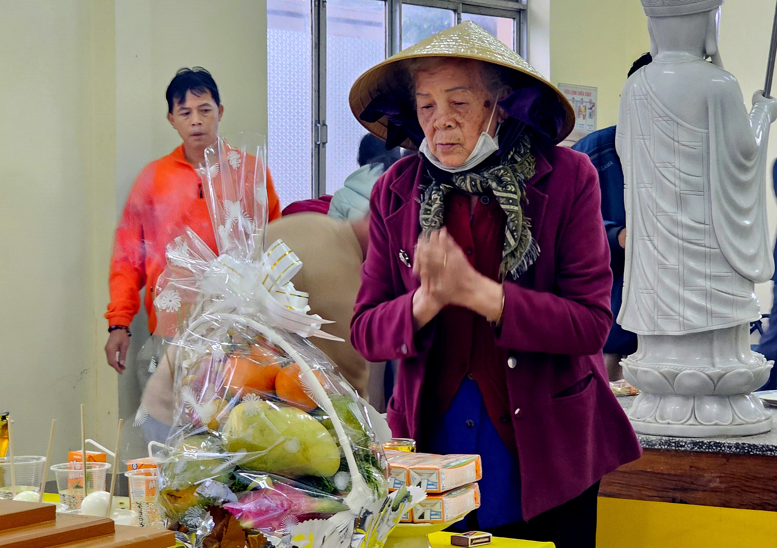Cụ Phan Thị Nuôi (83 tuổi, ngụ phường 6, TP Đà Lạt) nghe kể về vụ cháy đã nhờ con cháu đưa đến viếng và góp ít tiền. Nghe mà thương lắm, tội lắm. Các cháu còn nhỏ quá - cụ buồn bã.