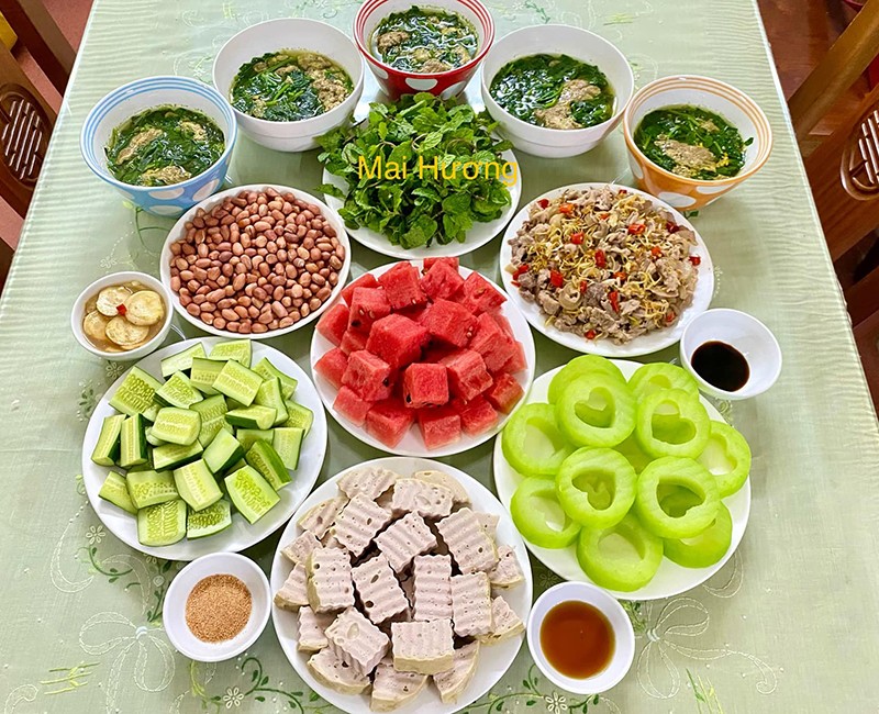 Giò nạc - Canh cua - Cà muối - Bê xào lăn.
