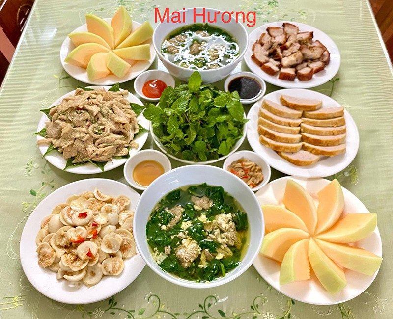 Không chỉ thích nấu ăn, chị Hương còn chăm chút cho bữa cơm vô cùng chỉn chu, tỉ mỉ. Ngay cả cách sắp xếp mâm cơm sao cho gọn gàng và đẹp nhất có thể chị Hương cũng cố gắng thực hiện.
