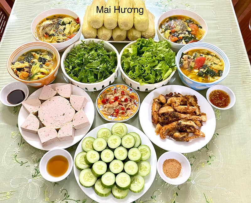 Giò nạc - Cá rán - Ngô luộc- Canh chua cá.
