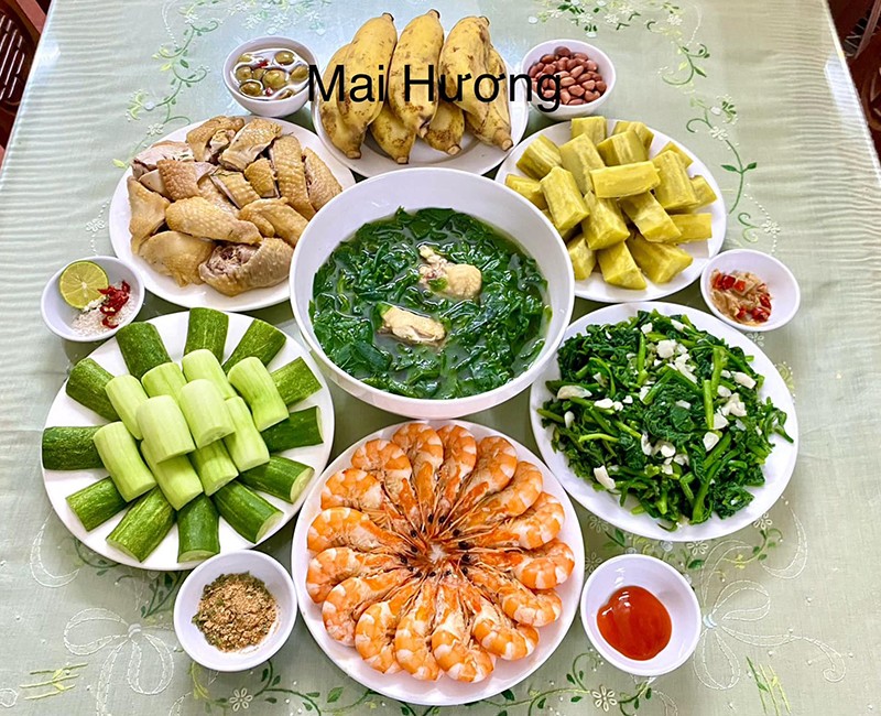 Tôm hấp - Gà luộc - Canh rau ngót - Rau bí xào - dưa chuột.
