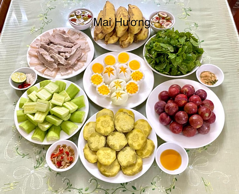 Thịt heo luộc - Trứng luộc - Mận, chuối, khoai lang.
