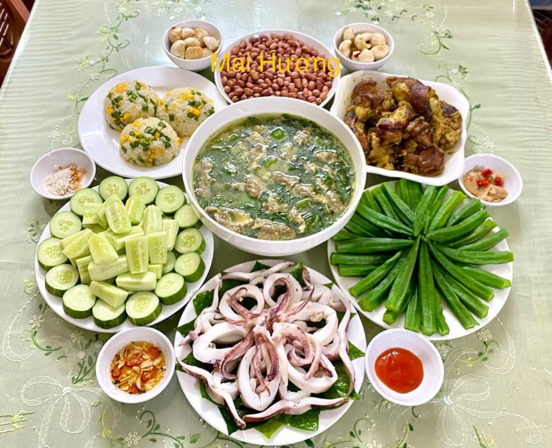 Mực hấp - Canh cua - Cà muối - Cơm rang - Chân giò giả cầy.
