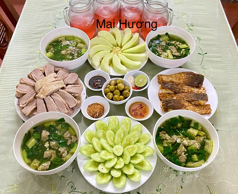 Mâm cơm này gồm: Nem chua rán - Ghẹ hấp - Canh mướp nấu lạc - Cải ngọt luộc - Ổi bo - Dưa lê.
