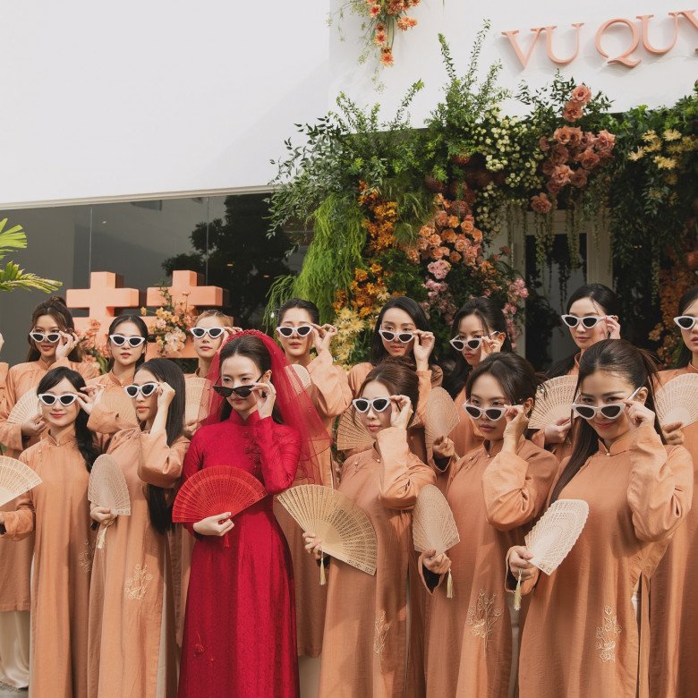 Dàn bê tráp của cặp đôi toàn những sao Việt nổi tiếng.