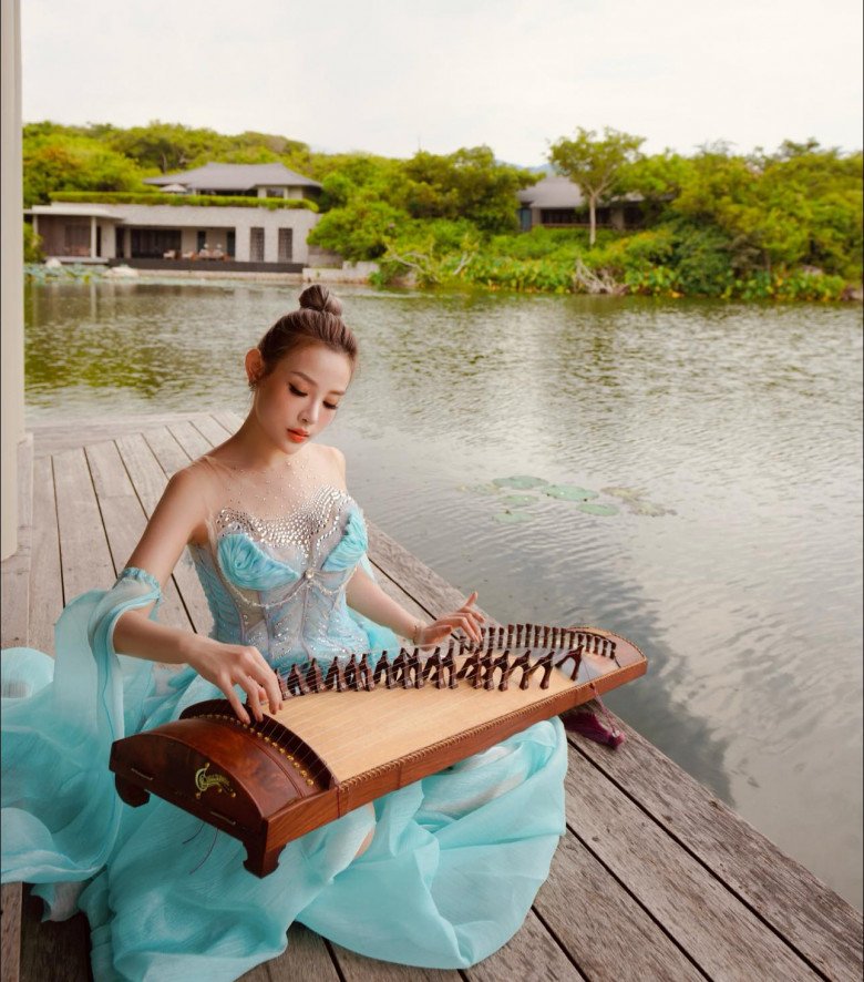 Huyền Baby nhận được nhiều sự yêu mến từ khán giả bởi nhan sắc và tài năng.