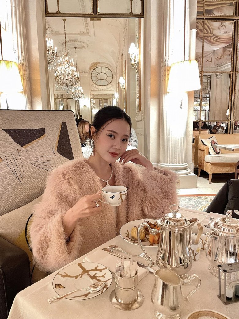 Midu không chỉ xinh đẹp mà còn giỏi giang, có học vấn tốt.