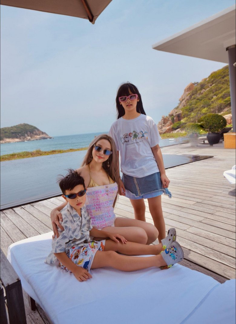 Hiện tại, cô có 2 con “đủ nếp đủ tẻ”.