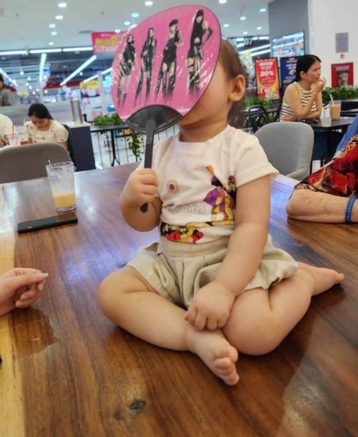 Anna là cháu gái của cố Phó Giáo sư âm nhạc, nhà giáo nhân dân Vũ Hướng.