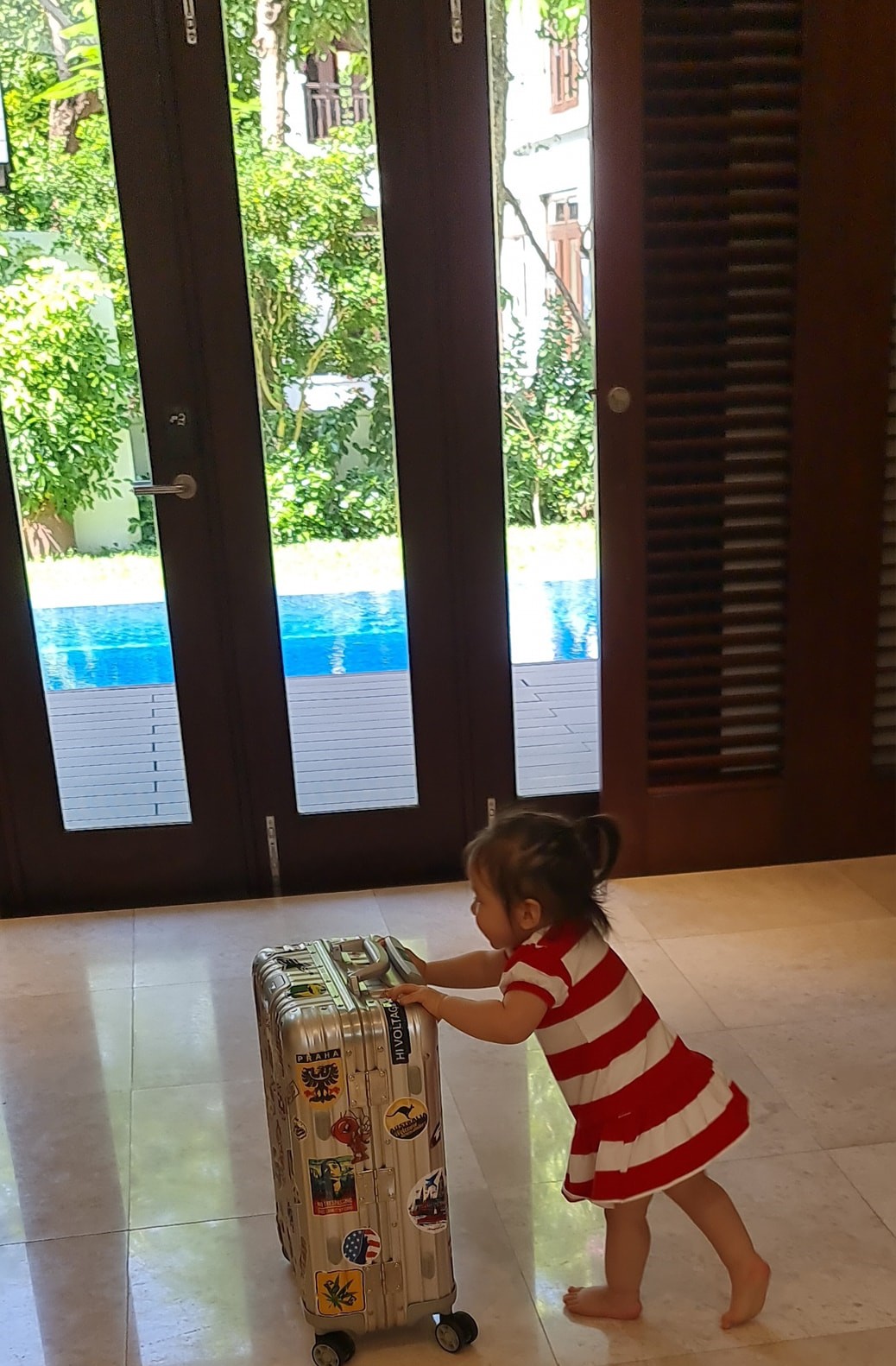 Cô bé mới biết đi đã chiếm vali của mẹ.