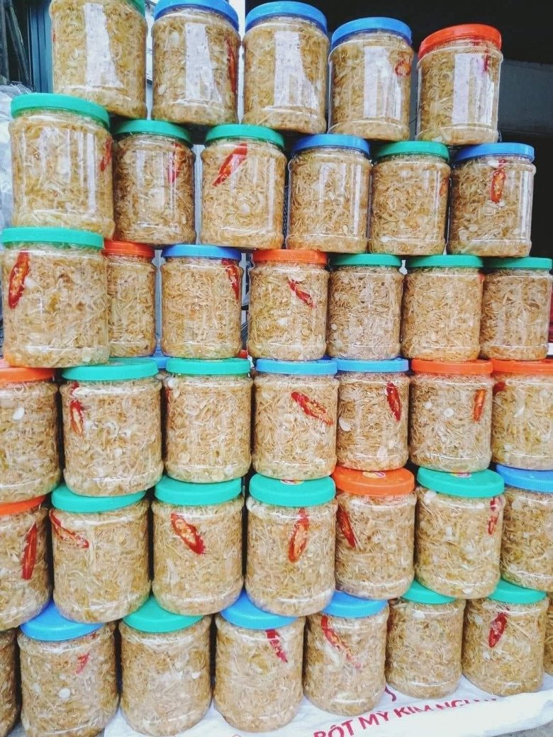 Nhút được làm từ nguyên liệu là quả mít non, thái mỏng ra rồi đem muối cùng một số gia vị tạo nên vị chua, cay, mặn, ngọt vô cùng hấp dẫn