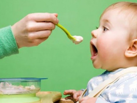 Trẻ táo bón, mẩn ngứa quanh miệng suốt 5 tháng, nguyên nhân bất ngờ do thực phẩm cực quen mặt