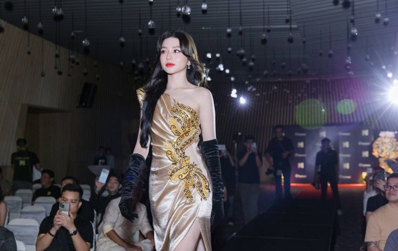 Xuân Hạnh và Bâu Phương Vy đọ trình catwalk tại sự kiện.