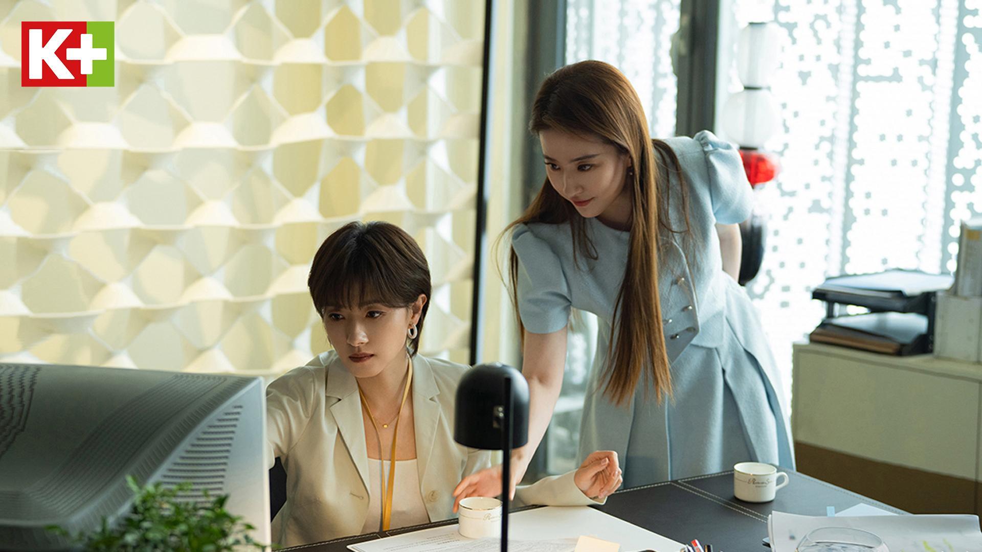 Tô Tô (trái) vừa yêu đương nhưng cũng không ngừng phát triển sự nghiệp