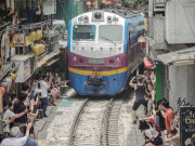 Lifestyle - Cảnh khó tin ở phố cà phê đường tàu sau vụ cô gái lao ra đường ray